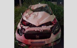 Veículo capotou e ficou destruído. 