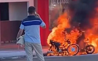 Incêndio iniciou após caminhão atingir a rede elétrica.
