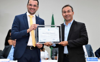 Vereador Marcos entregando a homenagem ao prefeito Wanger 