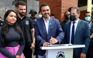 Governador Wanderlei durante assinatura do PL