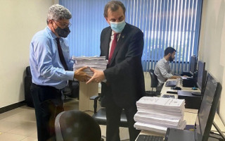 Advogado Paulo Roberto da Silva fazendo o protocolo do pedido de impeachmen