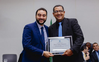 Vereador Ygor Cortez entrega Título de Cidadão Araguainense ao Dr. Rone Antônio. 