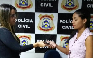 Delegada Ana Maria Varjal devolve celular roubado a verdeira dona em Araguaína.