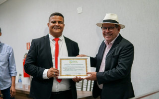 O título de cidadão honorário Colinense foi entregue na noite dessa quarta-feira, 1 de dezembro, na Câmara de vereadores da cidade.