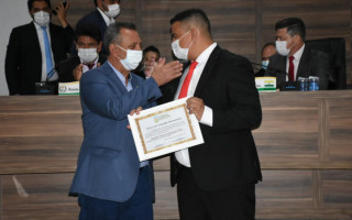 Antonio Andrade é homenageado por presidente da Câmara de Colinas.