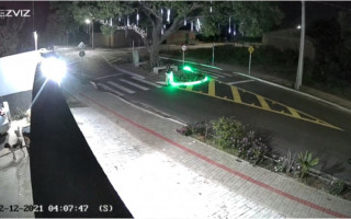 Ação foi filmada por uma câmera de segurança. 