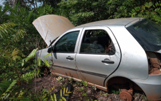 Carro abandonado foi depenado. 