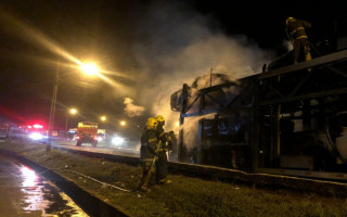 Corpo de Bombeiros foi acionado para combater o fogo.