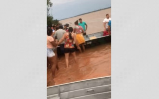 Barco tinha pelo menos oito pessoas. 
