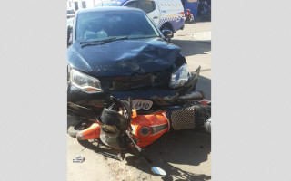 Apesar do grave acidente, o mototaxista sofreu ferimentos leves. 