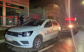 Drogas e objetos apreendidos pela polícia foram encontrados dentro do táxi durante abordagem. 