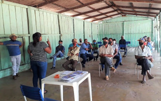 Além da vacinação contra a covid-19 e atualização do cartão de vacina, as equipes de saúde levam orientação e atendimentos médico e de enfermagem