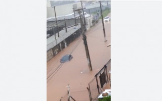 Carro fica parcialmente submerso próximo a região do córrego Neblina. 