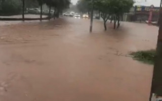 Chuva forte faz córrego Neblina transbordar. 