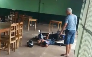 Homem é baleado após ser confundido por assaltante.