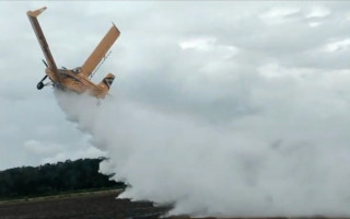 Asas se partiram e o avião acabou caindo. 