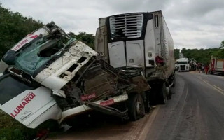 Colisão envolvendo dois caminhões ocorreu na BR-153, entre Cariri e Figueirópolis.
