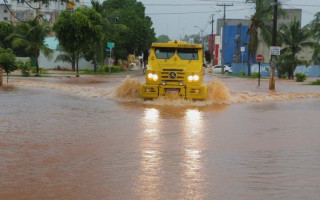 Com o desmatamento causado pela ocupação desordenada nas áreas de preservação permanente, o solo ficou exposto, criando condições para a formação de enxurradas em períodos de chuva intensa