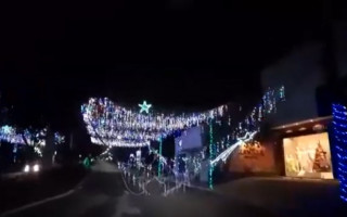 Decoração de Natal foi derrubada na avenida José de Brito.