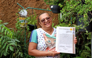 Zeneide Pereira destaca que o título é uma segurança para ela e a filha com quem divide o lote onde mora