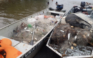 Redes de pesca recolhidas.