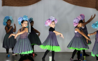 O material utilizado na  apresentação, incluindo a criação dos figurinos, cenário e instrumentos, foi confeccionado pelos próprios alunos nas oficinas de arte   