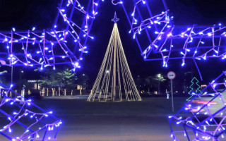 A decoração natalina foi montada em diversas avenidas e pontos turísticos.
