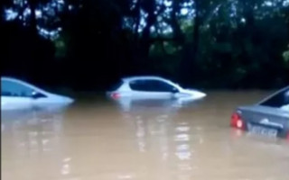 Veículos ficaram praticamente submersos.
