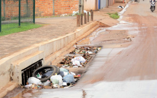 Em alguns lugares, os entupimentos são constantes, como na Av. Filadélfia e Rua Alfredo Nasser (Bairro São João). 