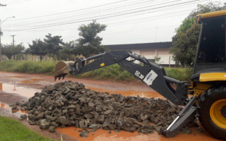 Ageto trabalha para eliminar poças da chuva no Distrito Agroindustrial Daiara, em Araguaína 