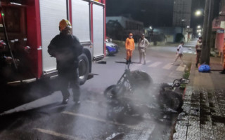 Bombeiros combateram as chamas, mas a moto ficou totalmente destruída. 