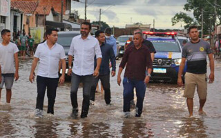 Wanderlei verifica a situação de moradores desabrigados em São Miguel do Tocantins