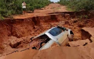 Caminhonete foi engolida por cratera 