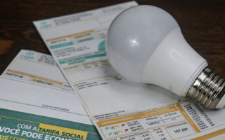A Tarifa Social de Energia Elétrica traz descontos no valor mensal do consumo das famílias beneficiadas.