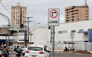 Placas no trecho entre a Cônego João Lima e a Marginal Neblina