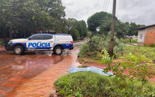 Vítima foi morta a poucos metros de sua casa. 