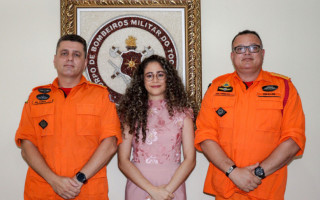 Mariana Lage com os coronéis Farias (E) e Ornellas (D) durante apresentação junto ao CBMTO.