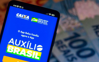 A terceira parcela do Auxílio Brasil está prevista para começar a ser paga na próxima terça-feira (18).