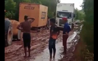 Atoleiro na TO-387 no município de Taipas, sudeste do estado. 