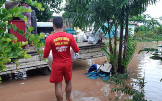 Bombeiros auxiliam moradores desabrigados. 