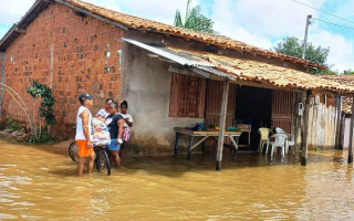 As ruas de São Miguel do Tocantins estão alagadas e a população tenta se adaptar a essa situação