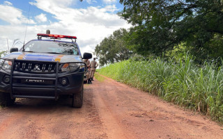 Corpo foi encontrado às margens de uma estrada vicinal. 