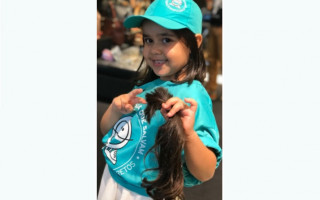 Brenda Alencar Dias Bueno (6 anos) doa o próprio cabelo às crianças do Hospital do Câncer de Barretos.