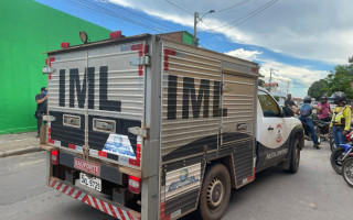 Rabecão do IML no local para recolher o corpo 