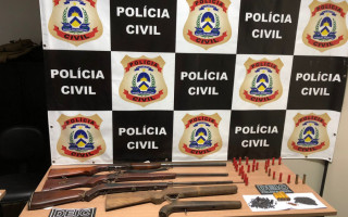 Armas e munições apreendidas em um bar na propriedade da mãe da adolescente. 