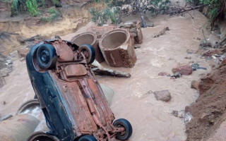 Acidente com carro aconteceu em estrada que dá acesso à Praia do Caju, em Palmas. 