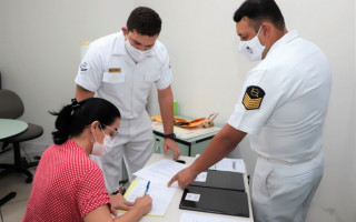 A renovação da habilitação está sendo realizada por militares da Marinha Brasileira no prédio do Batalhão da Polícia Militar Ambiental.
