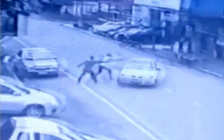 A ação foi filmada por câmeras de segurança e os suspeitos fugiram. 
