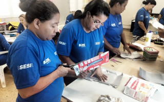 Alunas participam de Curso de arte em papelão no CRAS do setor Aureny III, em Palmas.