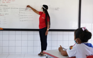 O ensino vai continuar no formato presencial. 